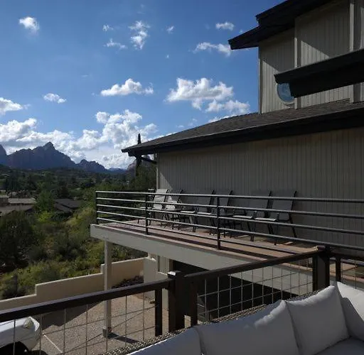 The Uptown Viewhouse - Big Redrock Views, Hottub Villa *