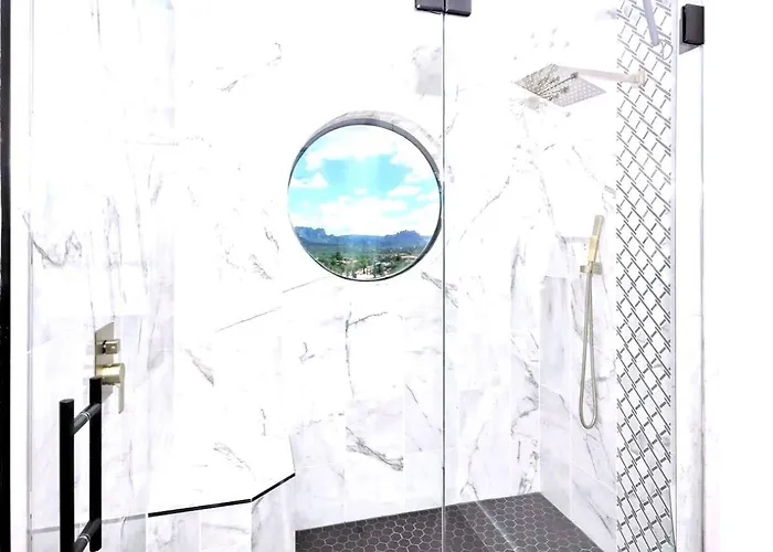 The Uptown Viewhouse - Big Redrock Views, Hottub *