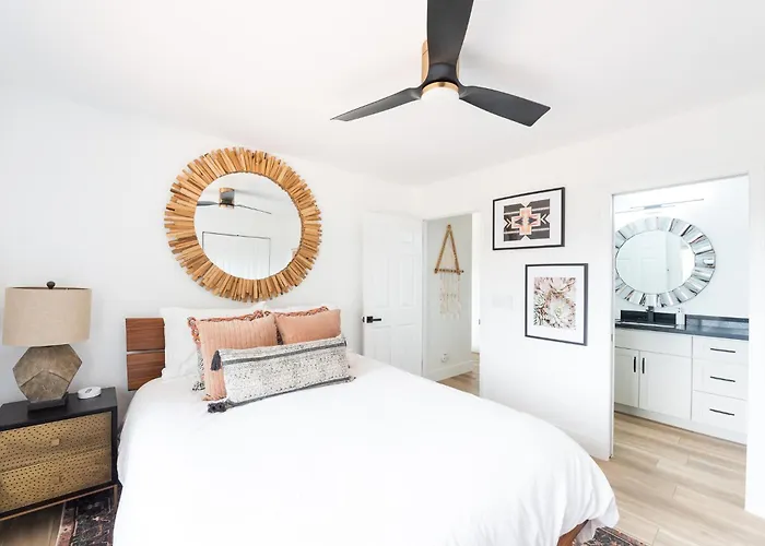 The Uptown Viewhouse - Big Redrock Views, Hottub *