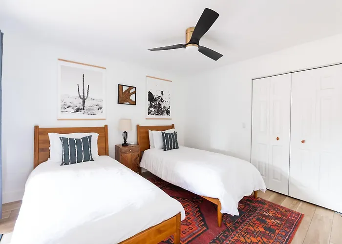 The Uptown Viewhouse - Big Redrock Views, Hottub Villa