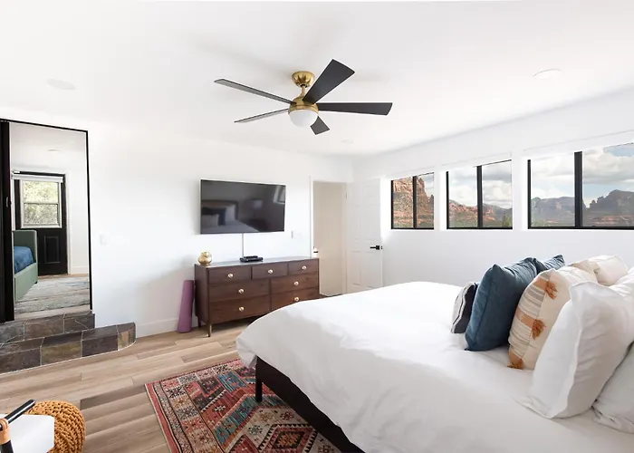 The Uptown Viewhouse - Big Redrock Views, Hottub Villa