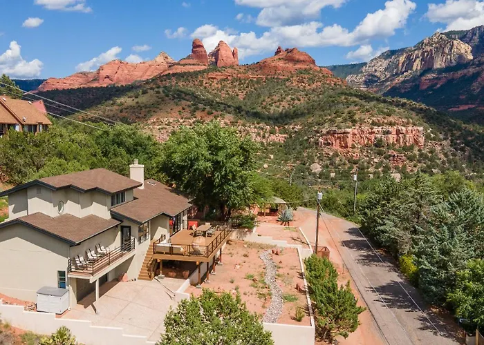 The Uptown Viewhouse - Big Redrock Views, Hottub Villa