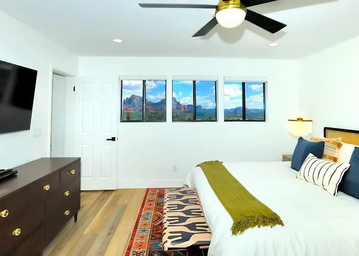The Uptown Viewhouse - Big Redrock Views, Hottub *